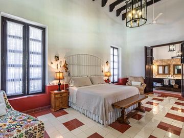 CASA EN VENTA EN CUERNAVACA, EN UN NIVEL, ESTILO HACIENDA YUCATECA, ENTORNO ARBOLADO