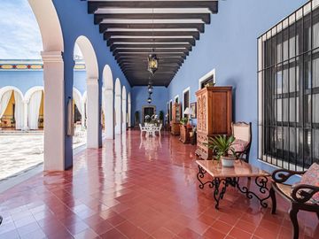 CASA EN VENTA EN CUERNAVACA, EN UN NIVEL, ESTILO HACIENDA YUCATECA, ENTORNO ARBOLADO