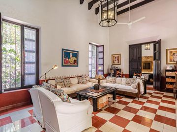 CASA EN VENTA EN CUERNAVACA, EN UN NIVEL, ESTILO HACIENDA YUCATECA, ENTORNO ARBOLADO