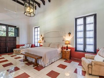 CASA EN VENTA EN CUERNAVACA, EN UN NIVEL, ESTILO HACIENDA YUCATECA, ENTORNO ARBOLADO