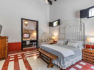 CASA EN VENTA EN CUERNAVACA, EN UN NIVEL, ESTILO HACIENDA YUCATECA, ENTORNO ARBOLADO