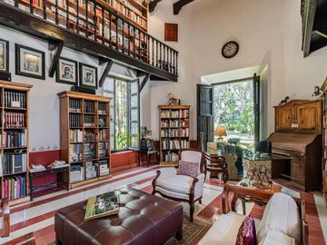CASA EN VENTA EN CUERNAVACA, EN UN NIVEL, ESTILO HACIENDA YUCATECA, ENTORNO ARBOLADO