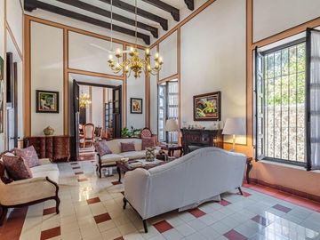 CASA EN VENTA EN CUERNAVACA, EN UN NIVEL, ESTILO HACIENDA YUCATECA, ENTORNO ARBOLADO