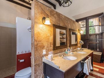 CASA EN VENTA EN CUERNAVACA, EN UN NIVEL, ESTILO HACIENDA YUCATECA, ENTORNO ARBOLADO