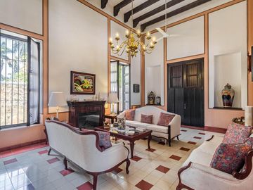 CASA EN VENTA EN CUERNAVACA, EN UN NIVEL, ESTILO HACIENDA YUCATECA, ENTORNO ARBOLADO