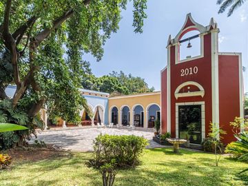 CASA EN VENTA EN CUERNAVACA, EN UN NIVEL, ESTILO HACIENDA YUCATECA, ENTORNO ARBOLADO