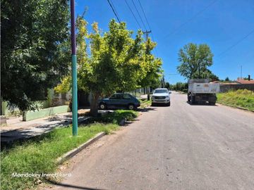 VENTA DE CASA A RECICLAR EN CALLE MARIANO GOMEZ- RIVADAVIA