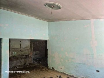 VENTA DE CASA A RECICLAR EN CALLE MARIANO GOMEZ- RIVADAVIA