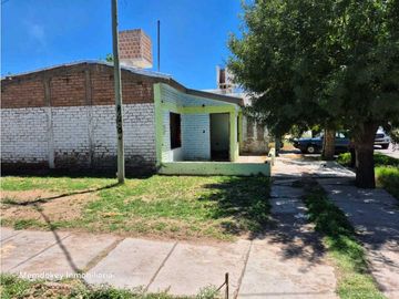 VENTA DE CASA A RECICLAR EN CALLE MARIANO GOMEZ- RIVADAVIA