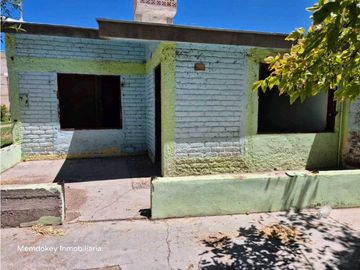 VENTA DE CASA A RECICLAR EN CALLE MARIANO GOMEZ- RIVADAVIA
