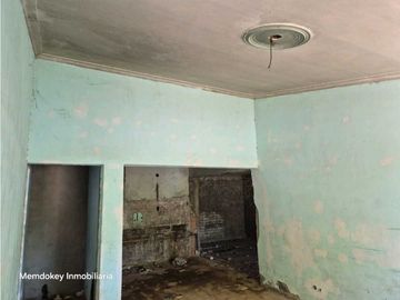 VENTA DE CASA A RECICLAR EN CALLE MARIANO GOMEZ- RIVADAVIA