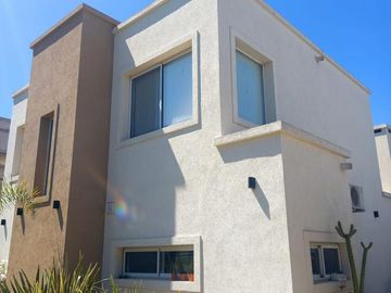 Casa con pileta en venta en Santa Guadalupe