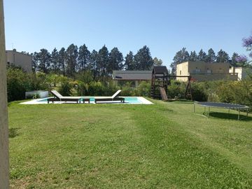 Casa con pileta en venta en Santa Guadalupe