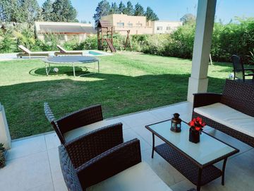 Casa con pileta en venta en Santa Guadalupe