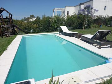 Casa con pileta en venta en Santa Guadalupe