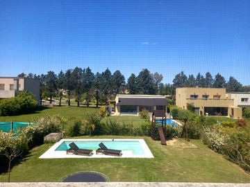 Casa con pileta en venta en Santa Guadalupe