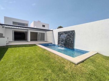 Casa de un nivel con alberca privada cerca del centro de Yautepec, Mor