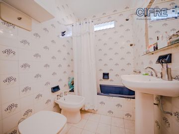 Departamento en Flores de 4 ambientes al contra frente muy luminoso con 3 baños