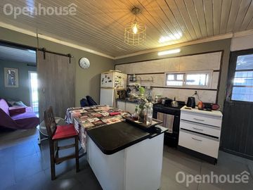 VENTA - CASA EN EL CENTRO DE PILAR  -REFACCIONADA