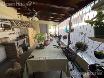VENTA - CASA EN EL CENTRO DE PILAR  -REFACCIONADA
