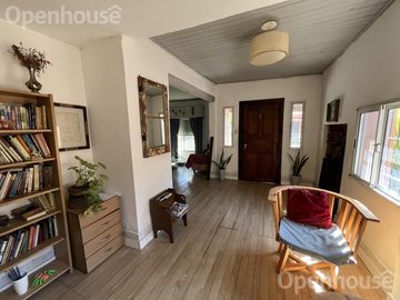 VENTA - CASA EN EL CENTRO DE PILAR  -REFACCIONADA