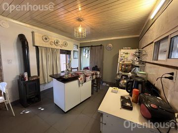 VENTA - CASA EN EL CENTRO DE PILAR  -REFACCIONADA