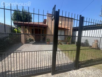VENTA - CASA EN EL CENTRO DE PILAR  -REFACCIONADA