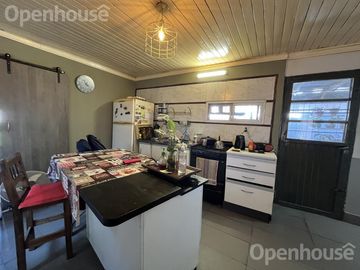 VENTA - CASA EN EL CENTRO DE PILAR  -REFACCIONADA