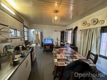 VENTA - CASA EN EL CENTRO DE PILAR  -REFACCIONADA
