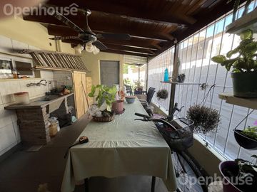 VENTA - CASA EN EL CENTRO DE PILAR  -REFACCIONADA