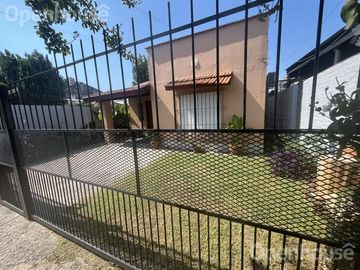 VENTA - CASA EN EL CENTRO DE PILAR  -REFACCIONADA