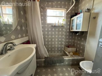 VENTA - CASA EN EL CENTRO DE PILAR  -REFACCIONADA