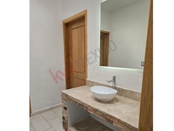 Excelente casa en VENTA de una planta con amplio jardín de mas de mil metros en COLINAS DEL BOSQUE