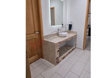Excelente casa en VENTA de una planta con amplio jardín de mas de mil metros en COLINAS DEL BOSQUE
