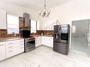 Excelente casa en VENTA de una planta con amplio jardín de mas de mil metros en COLINAS DEL BOSQUE