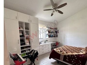 Excelente casa en VENTA de una planta con amplio jardín de mas de mil metros en COLINAS DEL BOSQUE