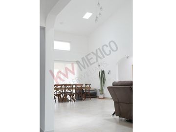 Excelente casa en VENTA de una planta con amplio jardín de mas de mil metros en COLINAS DEL BOSQUE