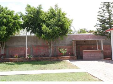 Excelente casa en VENTA de una planta con amplio jardín de mas de mil metros en COLINAS DEL BOSQUE