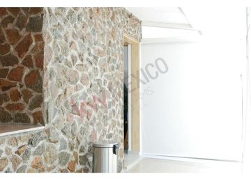 Excelente casa en VENTA de una planta con amplio jardín de mas de mil metros en COLINAS DEL BOSQUE