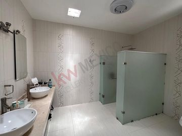 Excelente casa en VENTA de una planta con amplio jardín de mas de mil metros en COLINAS DEL BOSQUE