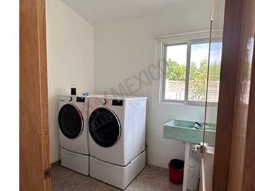 Excelente casa en VENTA de una planta con amplio jardín de mas de mil metros en COLINAS DEL BOSQUE