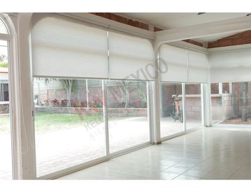 Excelente casa en VENTA de una planta con amplio jardín de mas de mil metros en COLINAS DEL BOSQUE