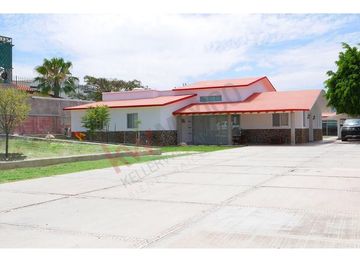 Excelente casa en VENTA de una planta con amplio jardín de mas de mil metros en COLINAS DEL BOSQUE