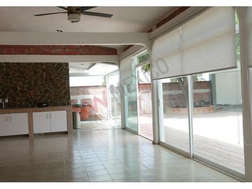 Excelente casa en VENTA de una planta con amplio jardín de mas de mil metros en COLINAS DEL BOSQUE