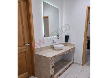 Excelente casa en VENTA de una planta con amplio jardín de mas de mil metros en COLINAS DEL BOSQUE