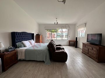 Excelente casa en VENTA de una planta con amplio jardín de mas de mil metros en COLINAS DEL BOSQUE