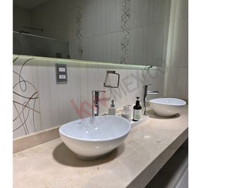 Excelente casa en VENTA de una planta con amplio jardín de mas de mil metros en COLINAS DEL BOSQUE