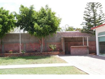 Excelente casa en VENTA de una planta con amplio jardín de mas de mil metros en COLINAS DEL BOSQUE