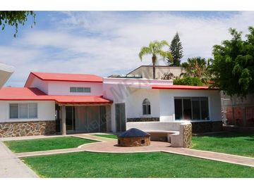 Excelente casa en VENTA de una planta con amplio jardín de mas de mil metros en COLINAS DEL BOSQUE