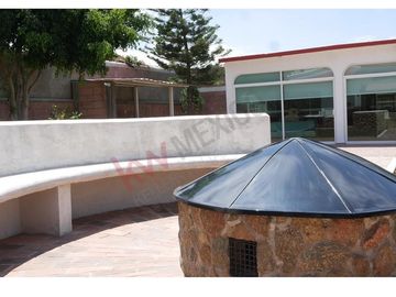 Excelente casa en VENTA de una planta con amplio jardín de mas de mil metros en COLINAS DEL BOSQUE